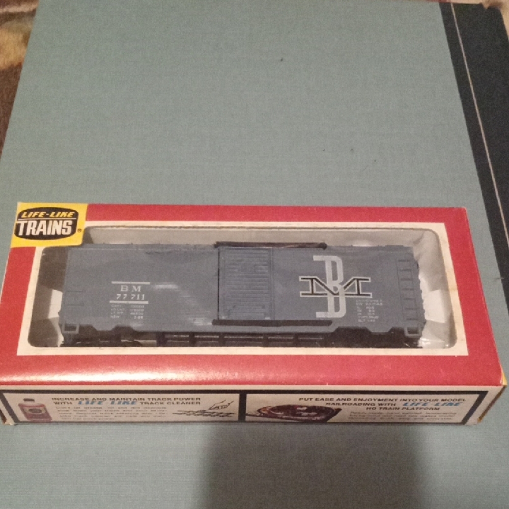 HO Scale Boston & Maine Steel Door Box Car